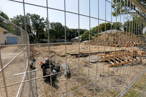 JUSTIN SAMANSKI-LANGILLE / WINNIPEG FREE PRESS
The construction site for two personal care homes on Hindley Ave. is seen Wednesday. Residents are complaining that City Hall allowed the construction to start without requiring the workers give notice to residents.
170830 - Wednesday, August 30, 2017.