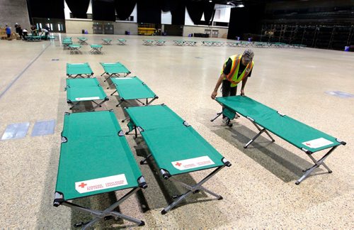 BORIS MINKEVICH / WINNIPEG FREE PRESS
Red Cross volunteer from the Bear Clan patrol David Fehr sets up some cots in the RBC Convention Centre. The first bus loads of forest fire evacuees from Garden Hill northern MB arrived at the RBC Convention Centre this morning. BEN WALDMAN STORY. August 31, 2017