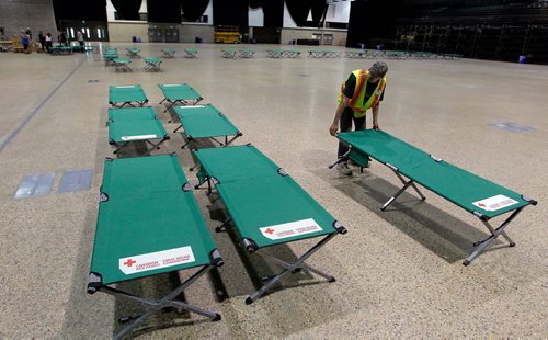 BORIS MINKEVICH / WINNIPEG FREE PRESS
Red Cross volunteer from the Bear Clan patrol David Fehr sets up some cots in the RBC Convention Centre. The first bus loads of forest fire evacuees from Garden Hill northern MB arrived at the RBC Convention Centre this morning. BEN WALDMAN STORY. August 31, 2017