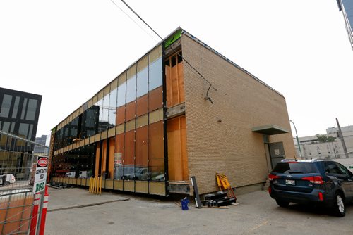 JUSTIN SAMANSKI-LANGILLE / WINNIPEG FREE PRESS
The exterior of 385 St. Mary is seen under construction Thursday. The 20th century building is being restored to its former glory by Republic Architecture Inc.
170831 - Thursday, August 31, 2017.