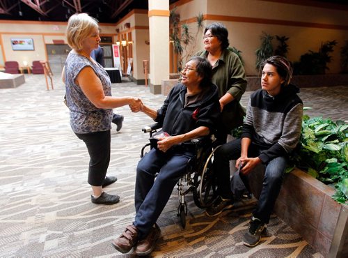 BORIS MINKEVICH / WINNIPEG FREE PRESS
From left, Linda Simson from Winnipeg, meets Victor and Emma Harper with their son Harris at Canad Inns Polo Park. SINCLAIR STORY. August 31, 2017