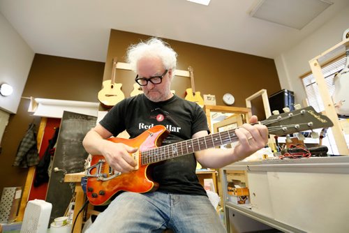 JUSTIN SAMANSKI-LANGILLE / WINNIPEG FREE PRESS
Al Beardsell tests an electric guitar he made around 1996 that has found its way back into his workshop for some repairs.
170901 - Friday, September 01, 2017.