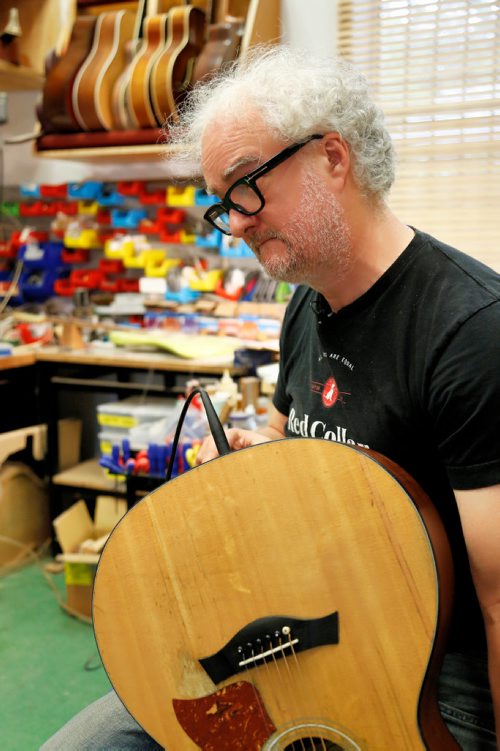 JUSTIN SAMANSKI-LANGILLE / WINNIPEG FREE PRESS
Al Beardsell works with a customer to diagnose an odd problem with their guitar.
170901 - Friday, September 01, 2017.