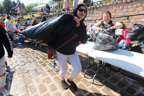 JOHN WOODS / WINNIPEG FREE PRESS
Susanne Williams brings women's clothing for Priscilla Bone at the clothing drop off at Concert of Hope for Northern Fire Evacuees at Odena Circle in Winnipeg Monday, September 4, 2017.

