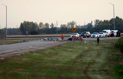 BORIS MINKEVICH / WINNIPEG FREE PRESS
Plane crash scene near St. Andrews airport. Carnage on Aviation Blvd. between Highway 8 and the airport. Sept. 7, 2017
