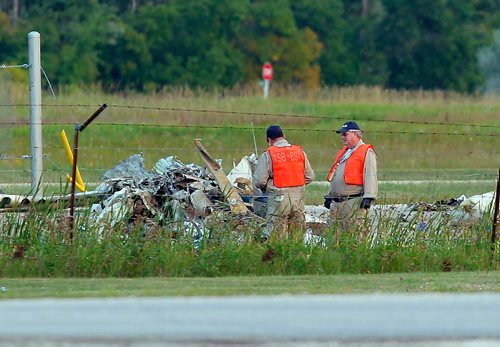 BORIS MINKEVICH / WINNIPEG FREE PRESS
Plane crash scene near St. Andrews airport. Carnage on Aviation Blvd. between Highway 8 and the airport. Sept. 7, 2017