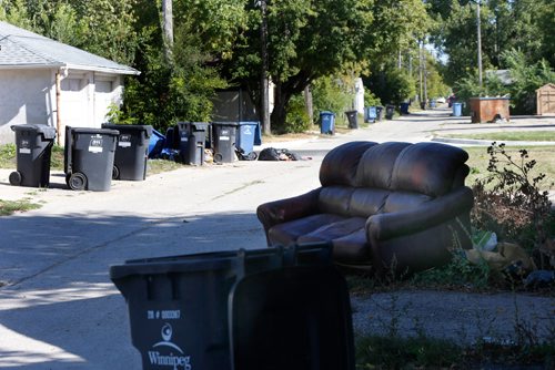 WAYNE GLOWACKI / WINNIPEG FREE PRESS
Soffa in the back lane in the Stella Ave. and Andrews St. area. Sept. 8 2017