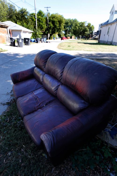 WAYNE GLOWACKI / WINNIPEG FREE PRESS

Soffa in the back lane in the Stella Ave. and Andrews St. area.  Sept. 8 2017