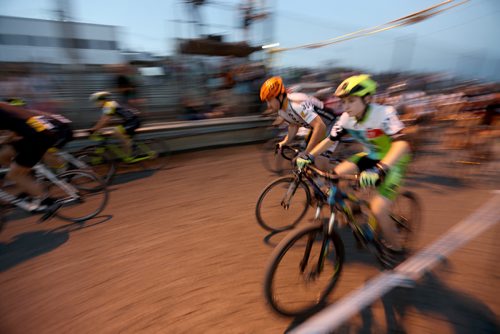 TREVOR HAGAN / WINNIPEG FREE PRESS
Cyclocross racers compete in the Darkcross event at the Coop Speedway, Saturday, September 9, 2017.