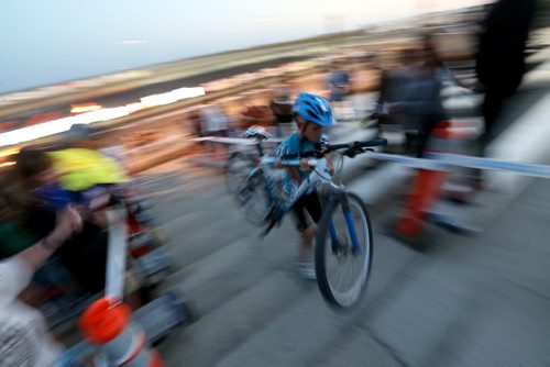 TREVOR HAGAN / WINNIPEG FREE PRESS
Cyclocross racers at the Darkcross event at the Coop Speedway, Saturday, September 9, 2017.