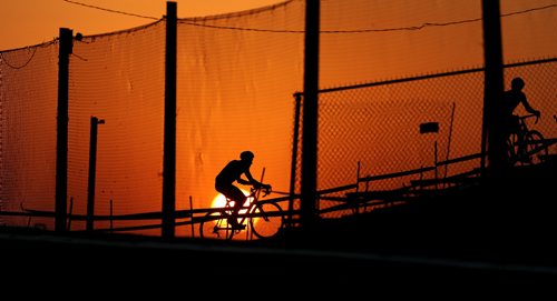 TREVOR HAGAN / WINNIPEG FREE PRESS
Cyclocross racers at the Darkcross event at the Coop Speedway, Saturday, September 9, 2017.