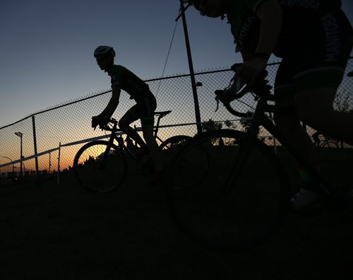 TREVOR HAGAN / WINNIPEG FREE PRESS
Cyclocross racers compete in the Darkcross event at the Coop Speedway, Saturday, September 9, 2017.