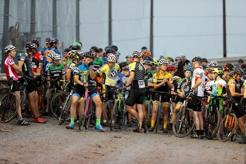 TREVOR HAGAN / WINNIPEG FREE PRESS
Cyclocross racers at the Darkcross event at the Coop Speedway, Saturday, September 9, 2017.