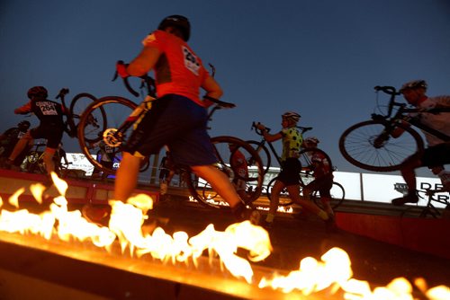 TREVOR HAGAN / WINNIPEG FREE PRESS
Cyclocross racers at the Darkcross event at the Coop Speedway, Saturday, September 9, 2017.