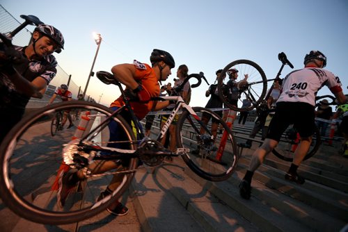 TREVOR HAGAN / WINNIPEG FREE PRESS
Cyclocross racers at the Darkcross event at the Coop Speedway, Saturday, September 9, 2017.