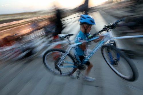 TREVOR HAGAN / WINNIPEG FREE PRESS
Cyclocross racers at the Darkcross event at the Coop Speedway, Saturday, September 9, 2017.