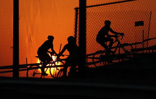 TREVOR HAGAN / WINNIPEG FREE PRESS
Cyclocross racers at the Darkcross event at the Coop Speedway, Saturday, September 9, 2017.