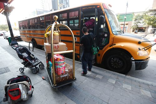 JOHN WOODS / WINNIPEG FREE PRESS
A wild fire evacuated family from St Theresa Point loads a bus outside the Radisson Hotel to head home Sunday, September 10, 2017.