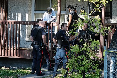 BORIS MINKEVICH / WINNIPEG FREE PRESS  081001 Crime scene near 443 Flora.