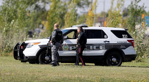 TREVOR HAGAN / WINNIPEG FREE PRESS
Winnipeg Police and conservation officers try to contain a moose near the corner of Pembina at Chancellor Matheson, Saturday, September 9, 2017.