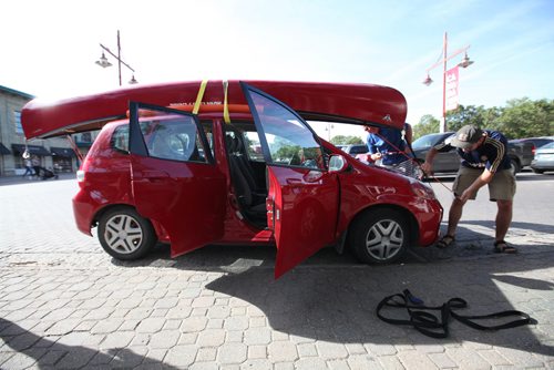 RUTH BONNEVILLE / WINNIPEG FREE PRESS

Standup 
Paul Dyck, (right) and his dad Bruno Dyck (back), load up their 16' canoe onto Paul's car at the Forks after taking advantage of the warm weather and canoeing on the Red River from the Perimeter Hwy to the Forks docks Monday.  

SEPT 11, 2017
