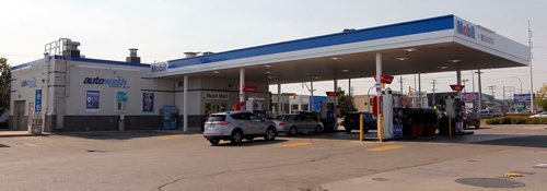 BORIS MINKEVICH / WINNIPEG FREE PRESS
Superstore Gas stations are now Mobil. This is the St. James station that has been patched over with Mobil. Sept. 12, 2017