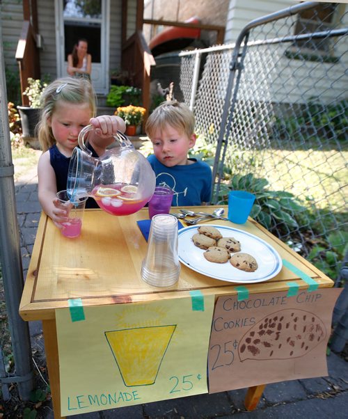 WAYNE GLOWACKI / WINNIPEG FREE PRESS

Annabelle Mutch,5, and her brother Rowan,4, serve another thirsty customer passing by their home on the sidewalk along Spence Street on a sweltering Tuesday afternoon.  Annabelle wanted to raise some money for all the poor people that had to leave their homes because of forest fires.  Sept. 12 2017