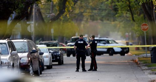 WAYNE GLOWACKI / WINNIPEG FREE PRESS
Winnipeg Police on a taped off section of Alfred Ave. between Andrews St. and Salter St. Wednesday morning after a serious incident. Carol Sanders story Sept. 13 2017