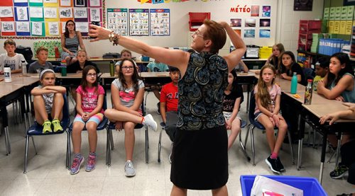 WAYNE GLOWACKI / WINNIPEG FREE PRESS

Green Page. Mary Melnychuk with the Green Action Centre put on enthusiastic presentation on the importance of recycling to Debra Duncans class at École Varennes Wednesday.   Dave Baxter story Sept. 13 2017
