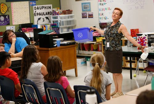 WAYNE GLOWACKI / WINNIPEG FREE PRESS

Green Page. Mary Melnychuk with the Green Action Centre put on enthusiastic presentation on the importance of recycling to Debra Duncans (at left) class at École Varennes Wednesday.   Dave Baxter story Sept. 13 2017