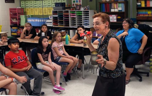 WAYNE GLOWACKI / WINNIPEG FREE PRESS

Green Page. Mary Melnychuk with the Green Action Centre put on enthusiastic presentation on the importance of recycling to Debra Duncans (at right) class at École Varennes Wednesday.   Dave Baxter story Sept. 13 2017