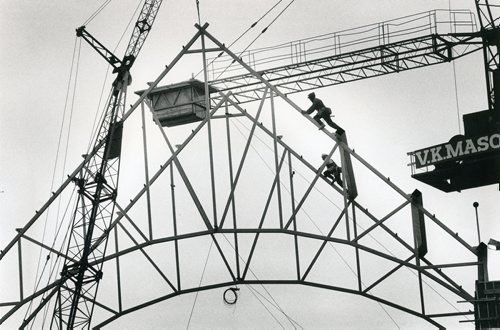 JAMES HAGGARTY / WINNIPEG FREE PRESS
Image published Nov. 7, 1986. Caption published with image: Construction workers scramble across a maze of girders erected high over Edmonton Street. The gian metal frame is part of the Portage Place shopping complex which is scheduled to be completed next fall.