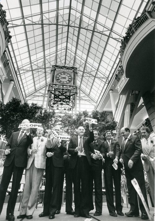 KEN GIGLIOTTI / WINNIPEG FREE RPESS
Politicians and North Portage Development Corp. officials snip the ribbon. Sept. 18, 1987.