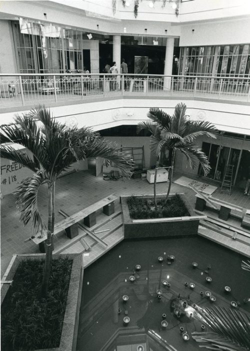 GERRY CAIRNS / WINNIPEG FREE PRESS
Portage Place. Main floor fountain and trees prior to the opening of the shopping mall. Sept. 8, 1987.