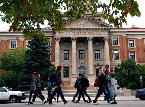 WAYNE GLOWACKI / WINNIPEG FREE PRESS

Students at the University of Manitobas Fort Garry Campus.  Sept. 15 2017