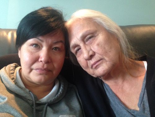 GORDON SINCLAIR JR. / WINNIPEG FREE PRESS
Tara Hart's mother Wendy Bird, left, with Tara's older sister Melanie Hart at their south Winnipeg home early Saturday morning just before the NDP were scheduled to announce the results of the party's leadership vote. Sept. 16, 2017