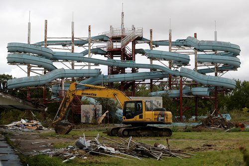 TREVOR HAGAN / WINNIPEG FREE PRESS
The old waterslides at Skinners Wet 'N' Wild are being demolished, Sunday, September 17, 2017.