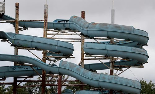 TREVOR HAGAN / WINNIPEG FREE PRESS
The old waterslides at Skinners Wet 'N' Wild are being demolished, Sunday, September 17, 2017.