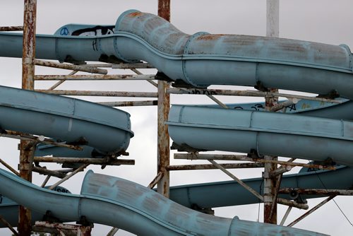 TREVOR HAGAN / WINNIPEG FREE PRESS
The old waterslides at Skinners Wet 'N' Wild are being demolished, Sunday, September 17, 2017.