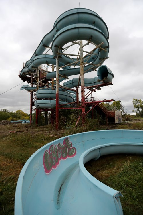 TREVOR HAGAN / WINNIPEG FREE PRESS
The old waterslides at Skinners Wet 'N' Wild are being demolished, Sunday, September 17, 2017.