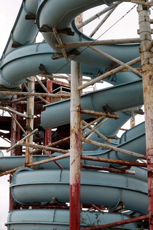 TREVOR HAGAN / WINNIPEG FREE PRESS
The old waterslides at Skinners Wet 'N' Wild are being demolished, Sunday, September 17, 2017.