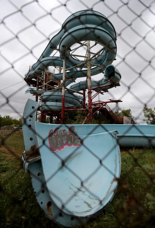 TREVOR HAGAN / WINNIPEG FREE PRESS
The old waterslides at Skinners Wet 'N' Wild are being demolished, Sunday, September 17, 2017.