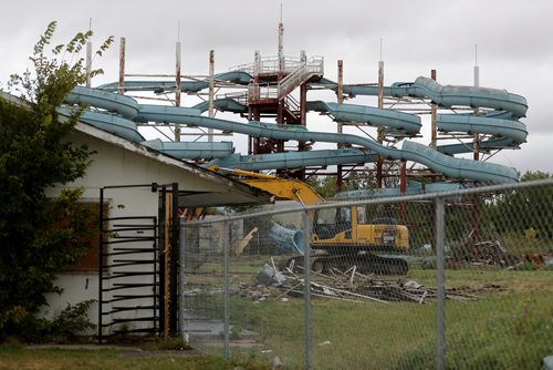 TREVOR HAGAN / WINNIPEG FREE PRESS
The old waterslides at Skinners Wet 'N' Wild are being demolished, Sunday, September 17, 2017.