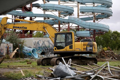 TREVOR HAGAN / WINNIPEG FREE PRESS
The old waterslides at Skinners Wet 'N' Wild are being demolished, Sunday, September 17, 2017.