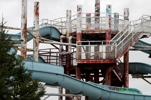 TREVOR HAGAN / WINNIPEG FREE PRESS
The old waterslides at Skinners Wet 'N' Wild are being demolished, Sunday, September 17, 2017.