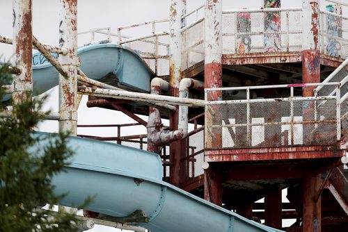 TREVOR HAGAN / WINNIPEG FREE PRESS
The old waterslides at Skinners Wet 'N' Wild are being demolished, Sunday, September 17, 2017.