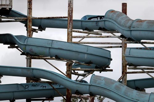 TREVOR HAGAN / WINNIPEG FREE PRESS
The old waterslides at Skinners Wet 'N' Wild are being demolished, Sunday, September 17, 2017.