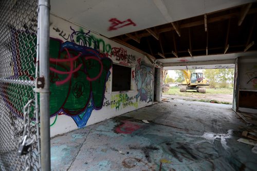 TREVOR HAGAN / WINNIPEG FREE PRESS
The old waterslides at Skinners Wet 'N' Wild are being demolished, Sunday, September 17, 2017.