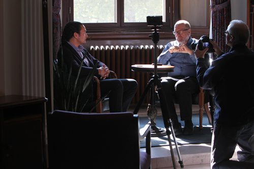 RUTH BONNEVILLE / WINNIPEG FREE PRESS
NDP Leader Wab Kinew being interviewed by FP reporter Larry Kusch and video taped by FP photographerWayne Glowacki in his new Official Opposition office at the Legislature.
See Larry Kusch story
SEPT 18, 2017