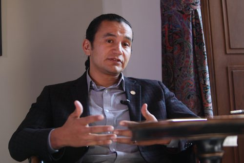 RUTH BONNEVILLE / WINNIPEG FREE PRESS
Portraits of NDP Leader Wab Kinew being interviewed by FP in his new Official Opposition office at the Legislature.
See Larry Kusch story
SEPT 18, 2017